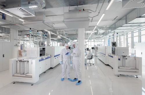 Het laatste nieuws van het bedrijf over Onderzoekers van het Fraunhofer ISE gebruiken fijnschermdruk om zilver in HJT-cellen te verminderen