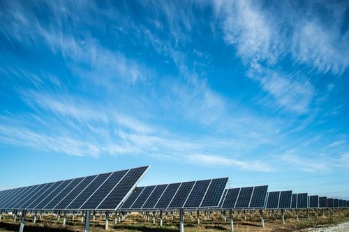 Het laatste nieuws van het bedrijf over IRENA: Solar PV is de enige technologie die op weg is om de investeringsdoelstellingen voor 2030 te bereiken